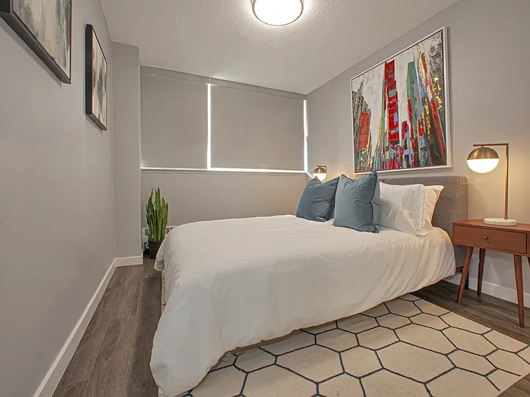 2575 Danforth Ave — Photo 47