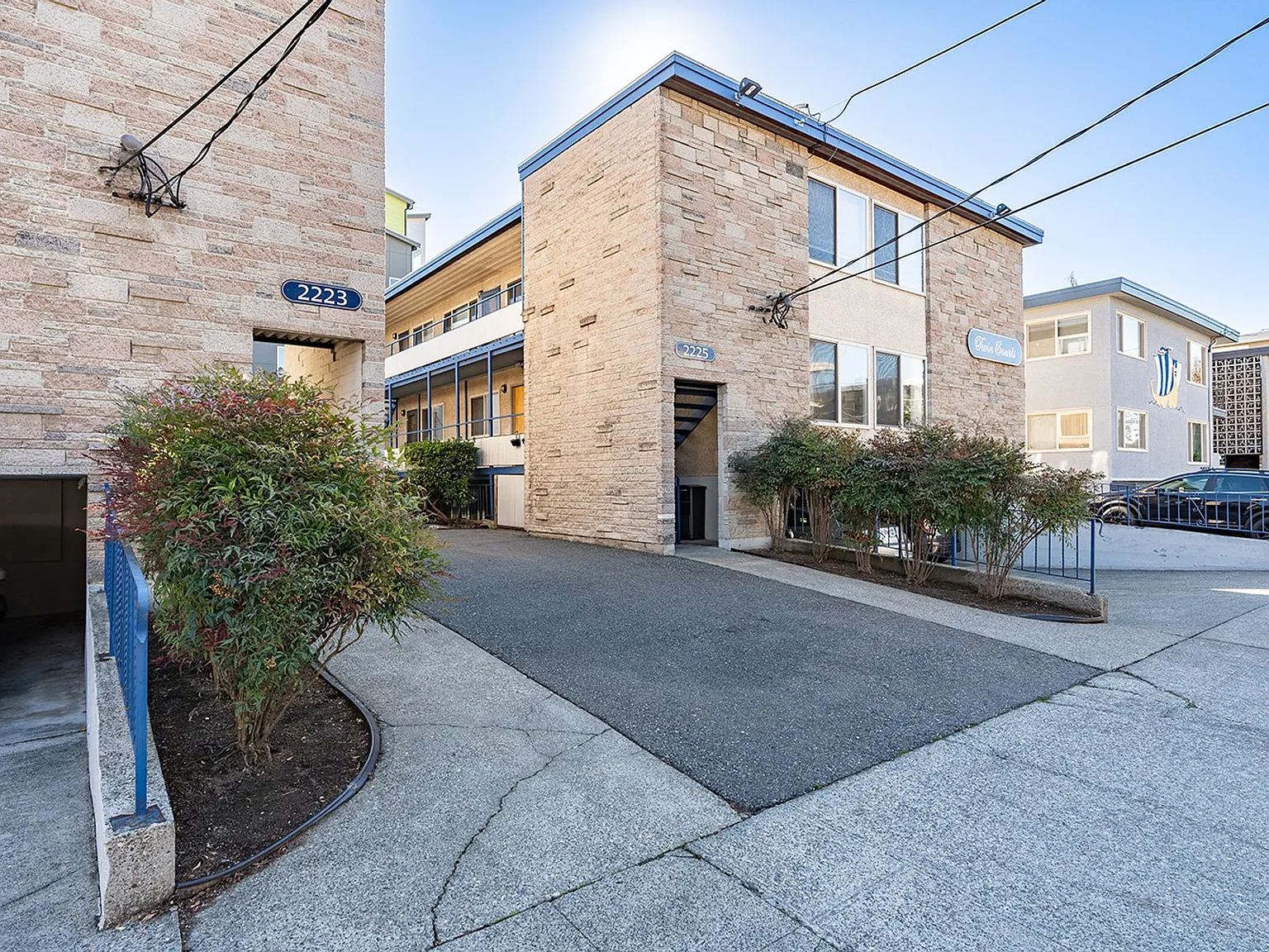 Twin Court - Ballard - Renovated Unit — Photo 3