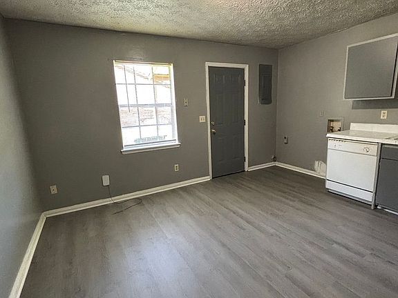 5th image of 929 Live Oak Dr APT A