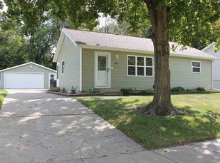 911 Lilac Ln, Cedar Falls, IA 50613