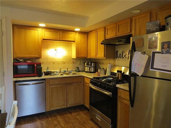 3rd image of 851 Blackberry St