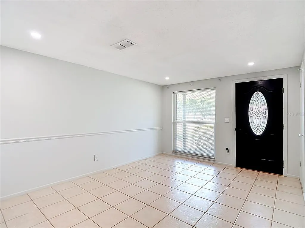 3 bed, 1.0 bath, 1726 sqft, $2,200 — Photo 3
