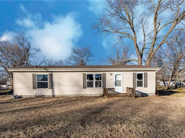 618 Locust St, Mound City, KS 66056
