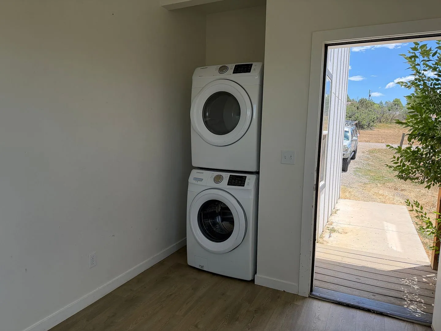 Modern 3 bed, 2 bath home on a full acre with stunning views of the La Platas — Photo 3