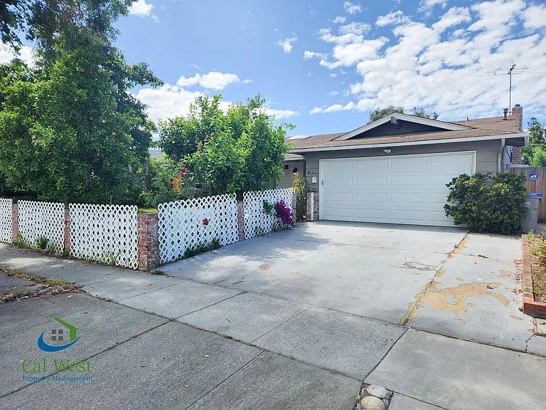 720 River Falls Dr — Photo 2