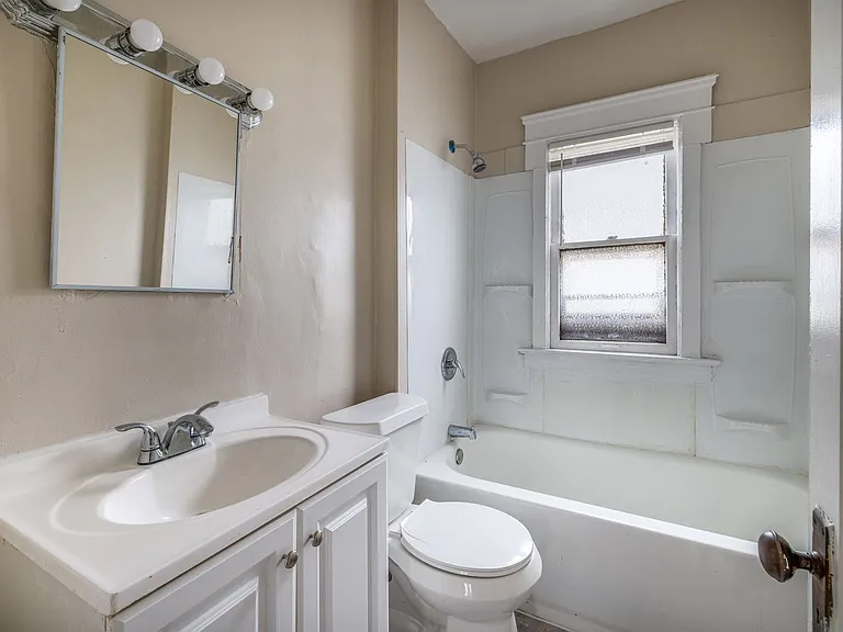 12401 Parkhill Ave — Photo 2