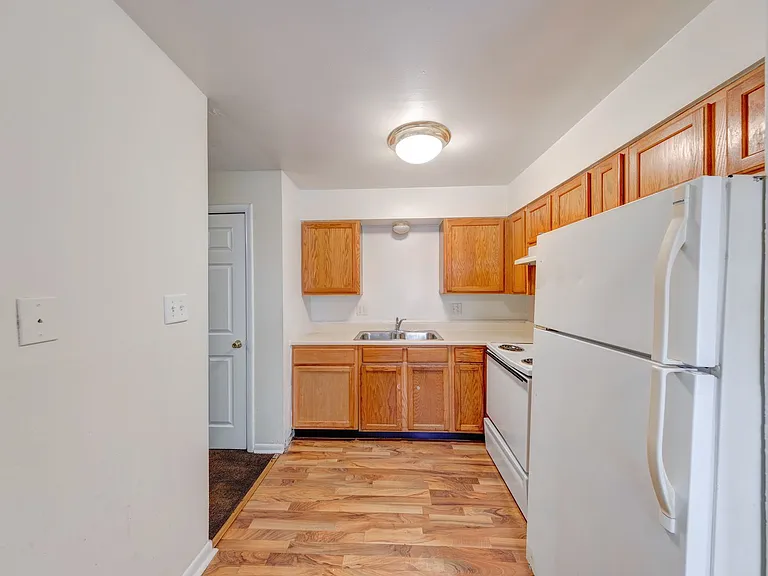 Lawrence Glen Apartments — Photo 11