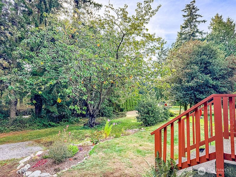 2nd image of 1321 E Marrowstone Road