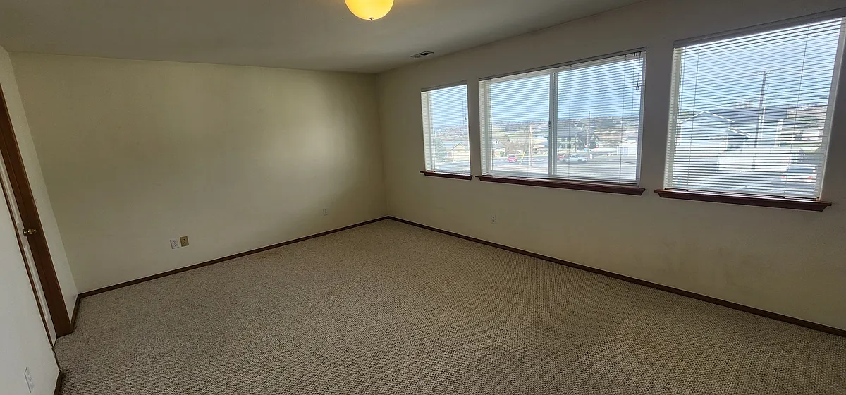 Building Photo - 1326 S Skyline Dr E
