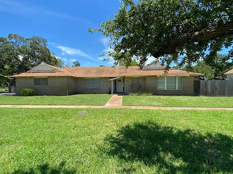 536 W Yoakum Ave — Photo 2