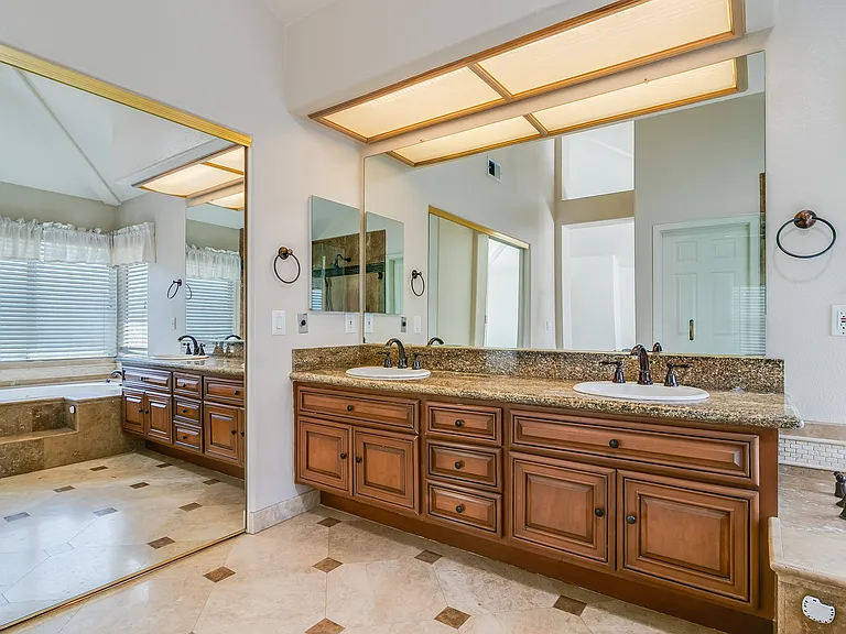 24241 Rue De Cezanne — Photo 31