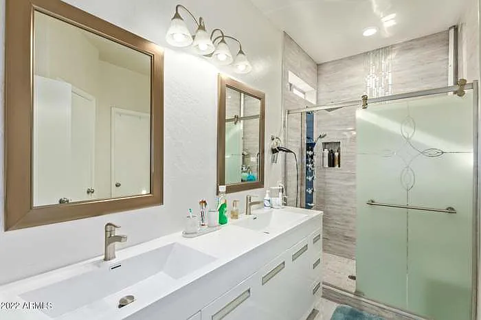 1015 E Irma Ln — Photo 13