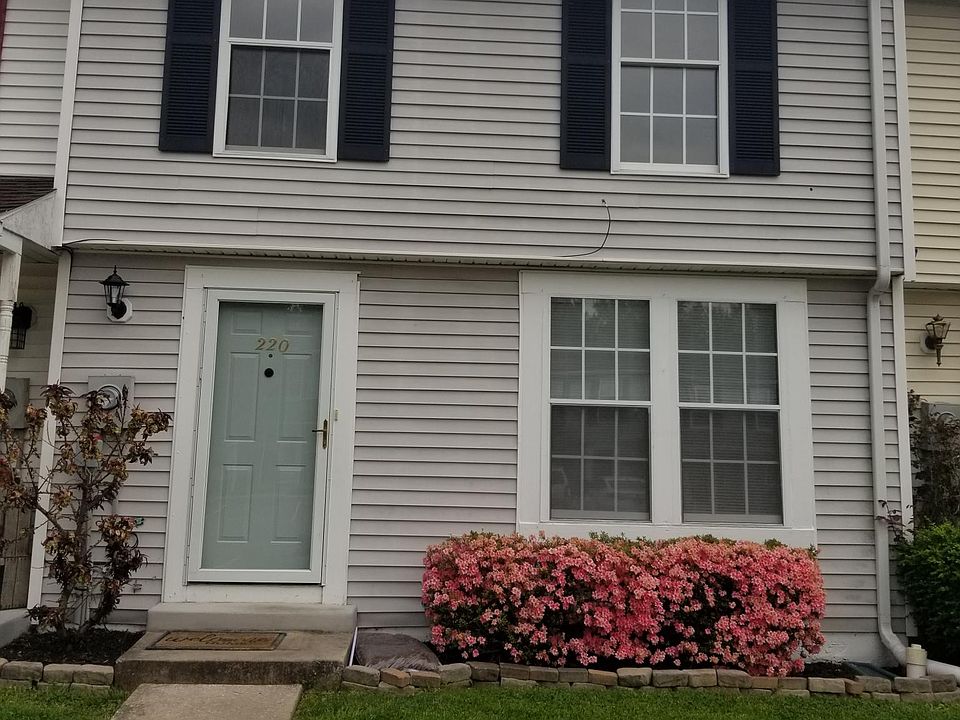 1st image of 220 Lily Ct