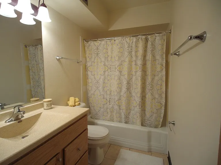 2233 N Summit Ave — Photo 44