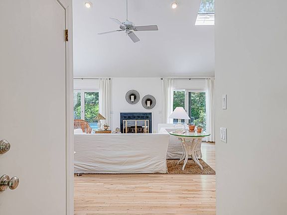 5th image of 31 Longwoods Ln