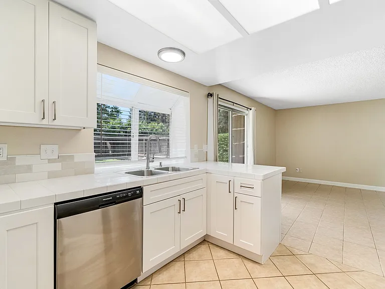 6733 N Warren Ave — Photo 15