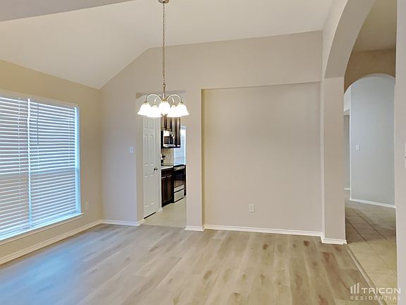 3rd image of 815 Calvert Dr