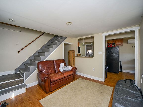 5th image of 456 Asbury Ave