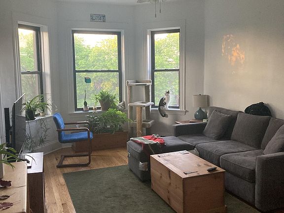2nd image of 1913 W Schiller St #4