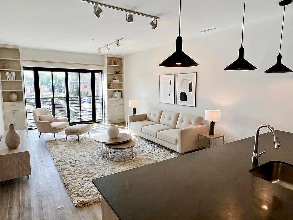 1st image of 391 Palisade Ave #402