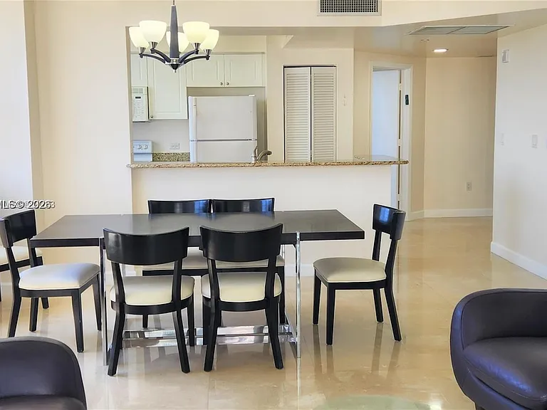 19501 W Country Club Dr #704 — Photo 9