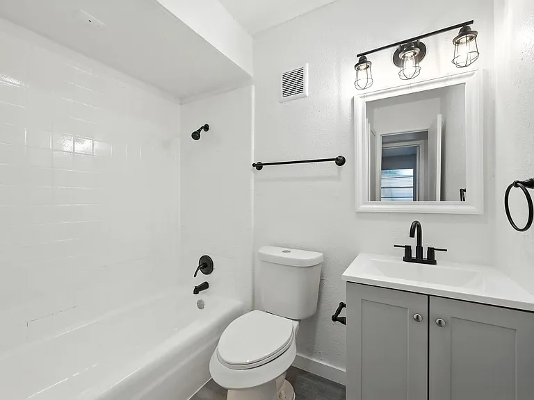 South Crest Apartments: All Bills Paid -Dazzling Dallas Apartments in Quiet Area! — Photo 28