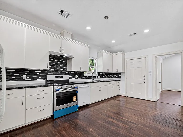 7030 Sidney St — Photo 11