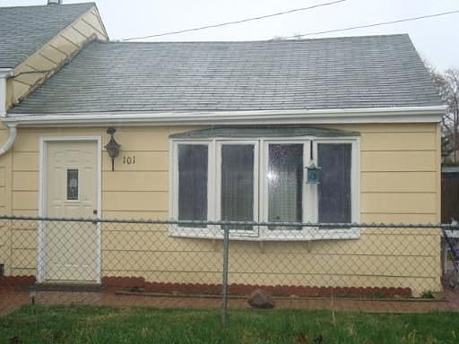 1st image of 101 E Willow Dr
