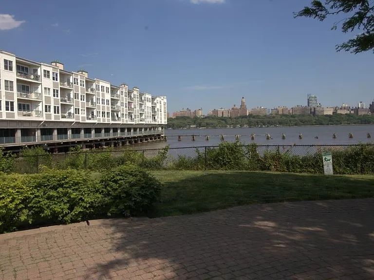 340 The Promenade — Photo 42