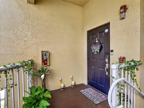 120 Jacaranda Country Club Dr APT 205, Plantation, FL 33324