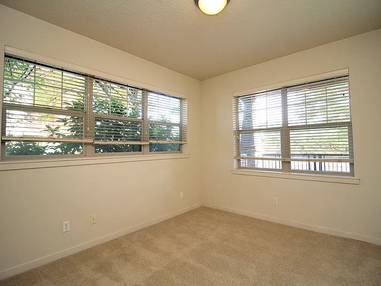 690 NE Adwick Dr — Photo 13