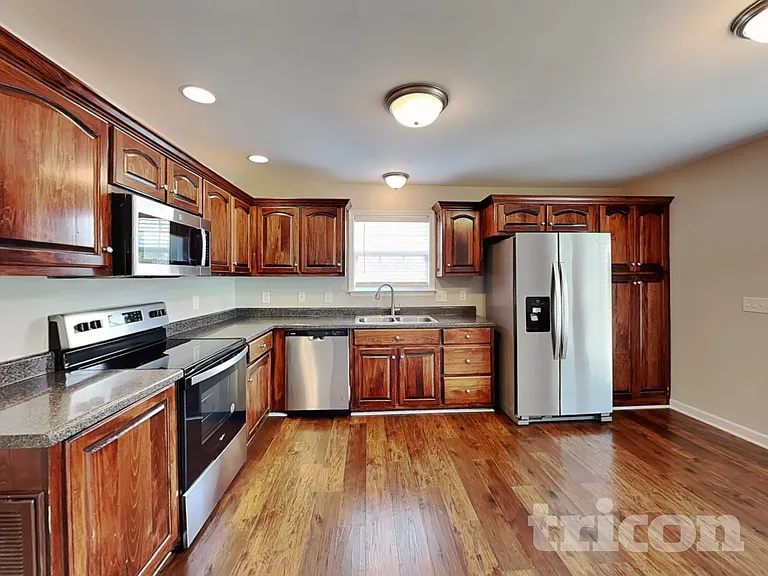 703 Maple Ct — Photo 5