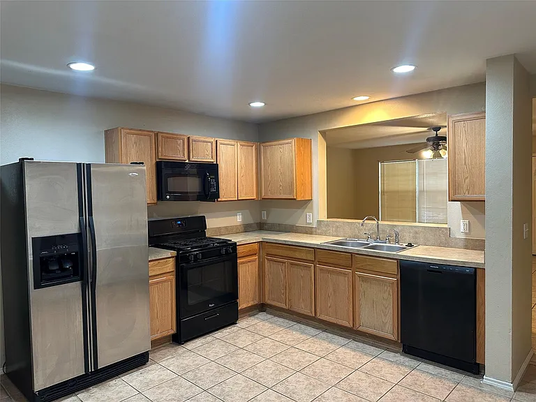 806 Grand Plains Dr — Photo 3