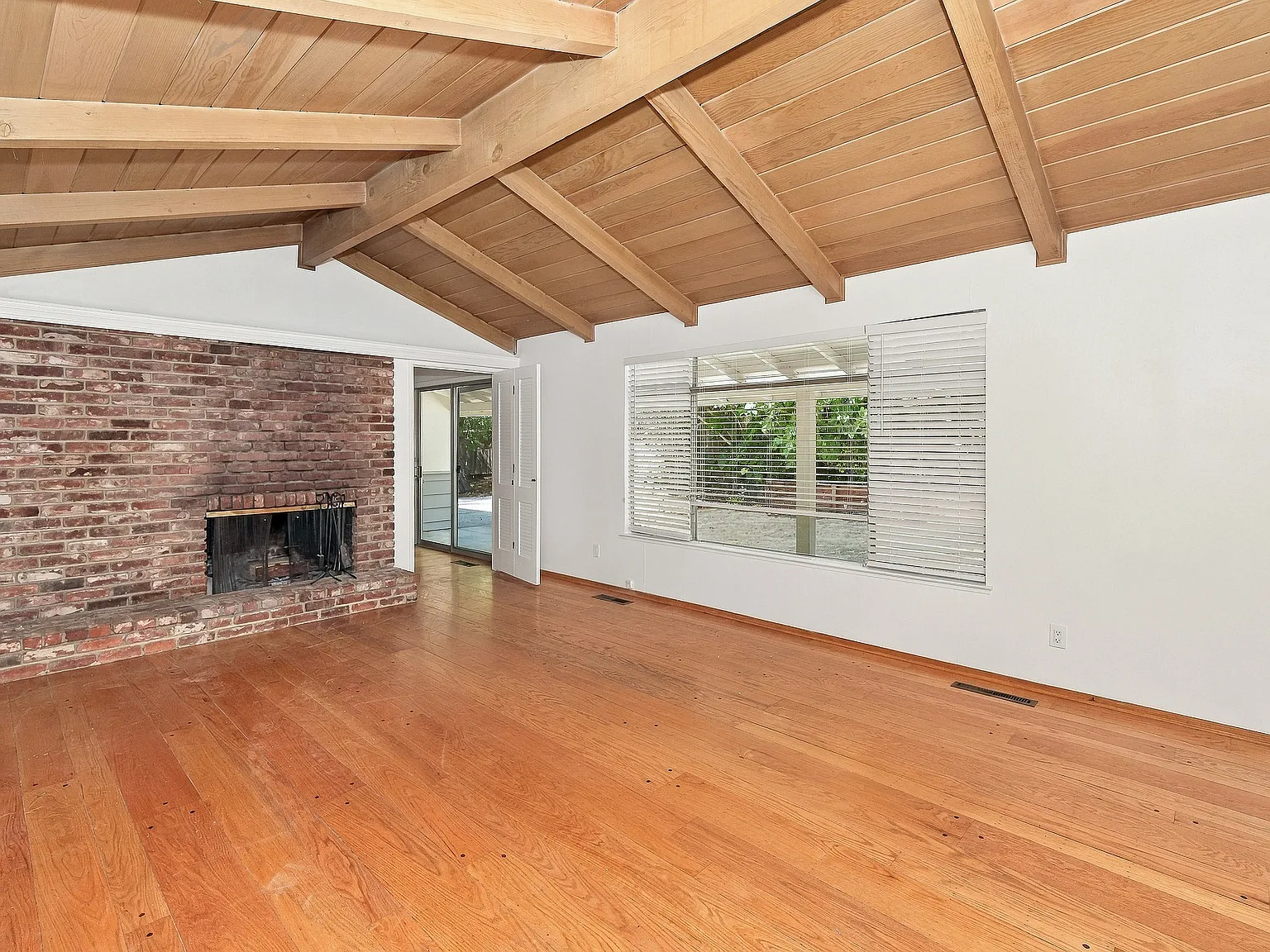4 bed, 2.0 bath, 1632 sqft, $5,600 — Photo 3