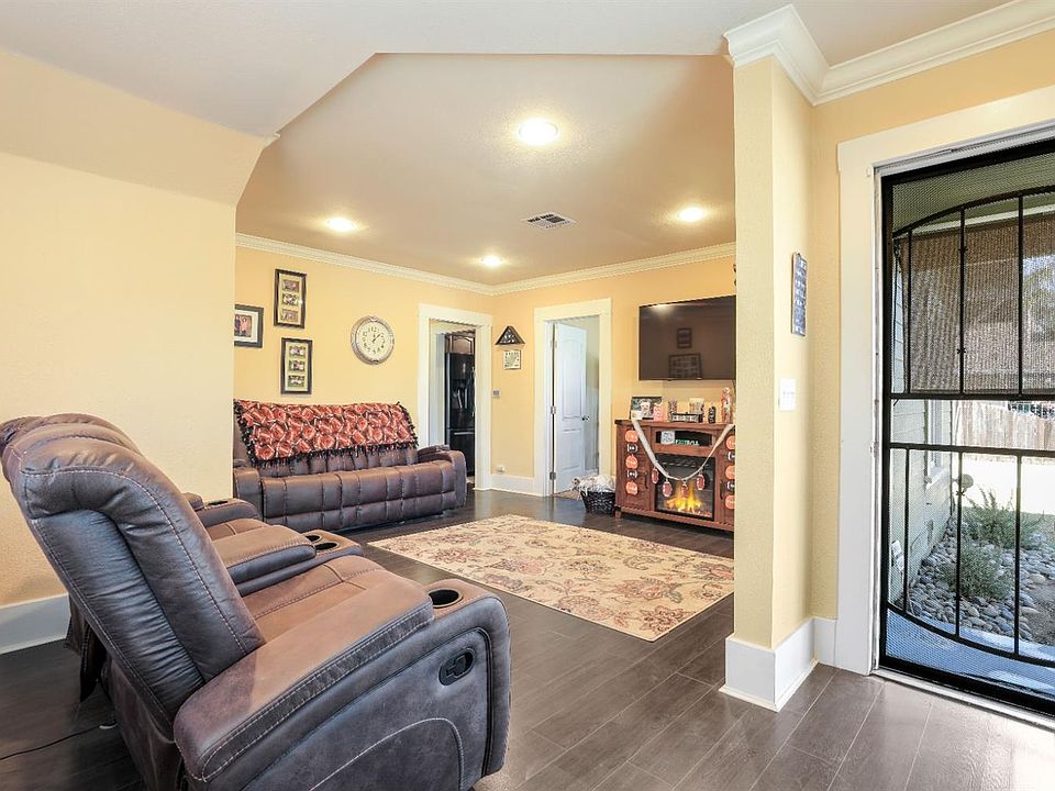 1st image of 220 Olive Ct