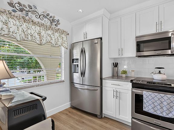4th image of 1211 Bahama Bend #F2