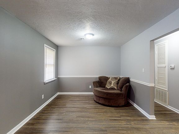 5th image of 220 Westmont Dr