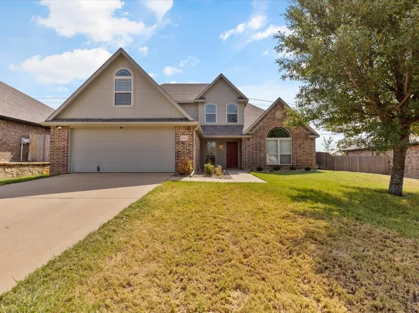 1611 Summercrest Dr, Cleburne, TX 76033