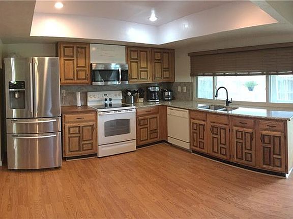 3rd image of 1213 Hemlock Ct