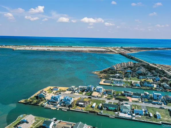 31 Roneck Court, Shirley, NY 11967