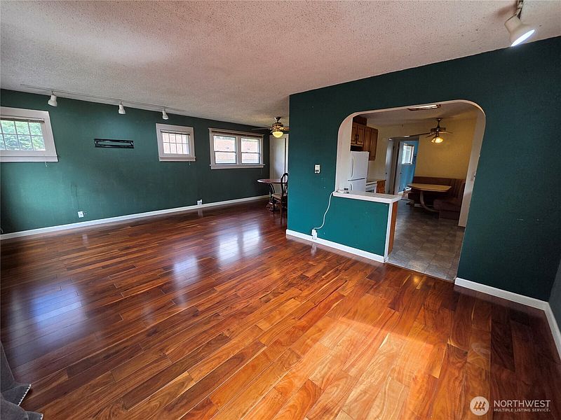 3rd image of 448 Pelly Avenue N