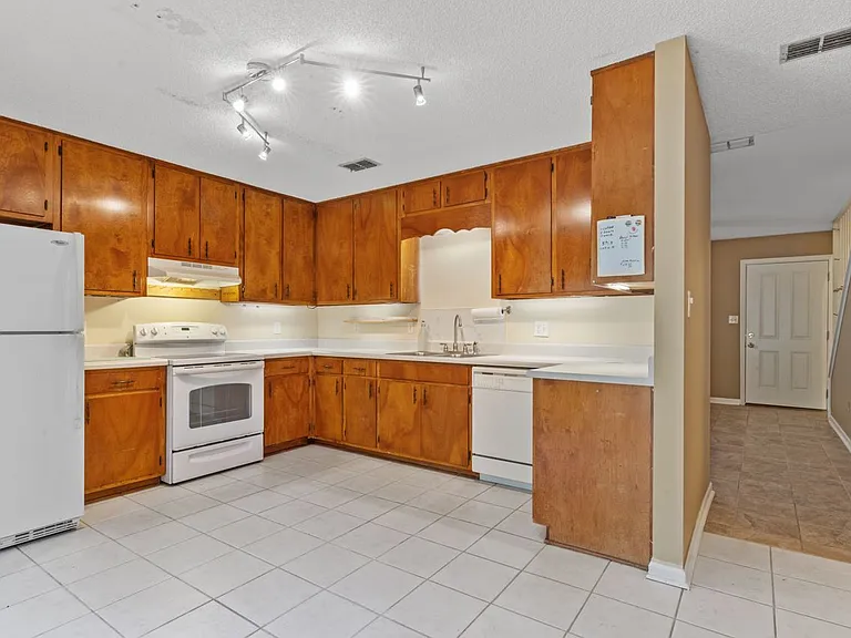 2372 Gregory Dr — Photo 5
