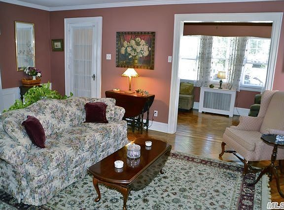 5th image of 157 Oak St