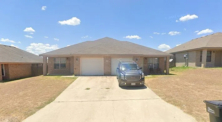 3 bed, 2.0 bath, 1281 sqft, $1,195 — Photo 2