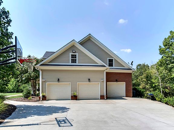 2nd image of 1035 Henderson Ln