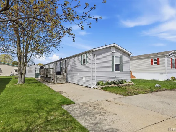 20689 Seneca Dr, Clinton Township, MI 48036