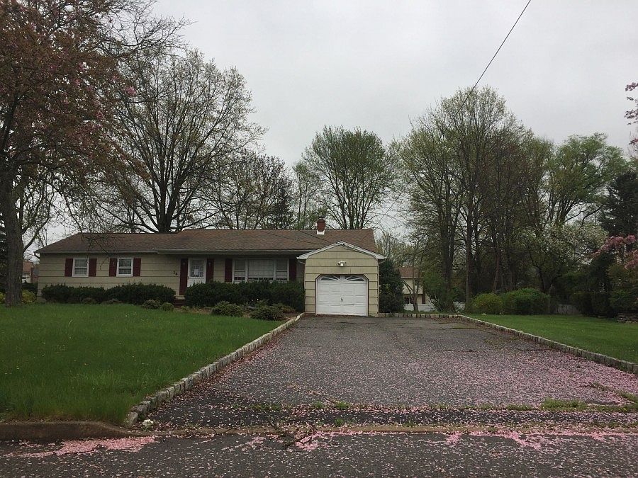 1st image of 14 Buckingham Cir