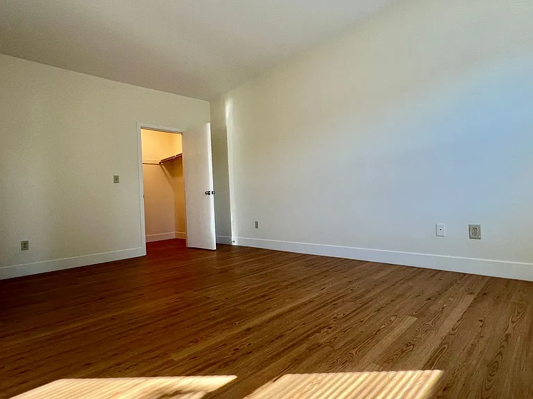 655 40th St #202 — Photo 9