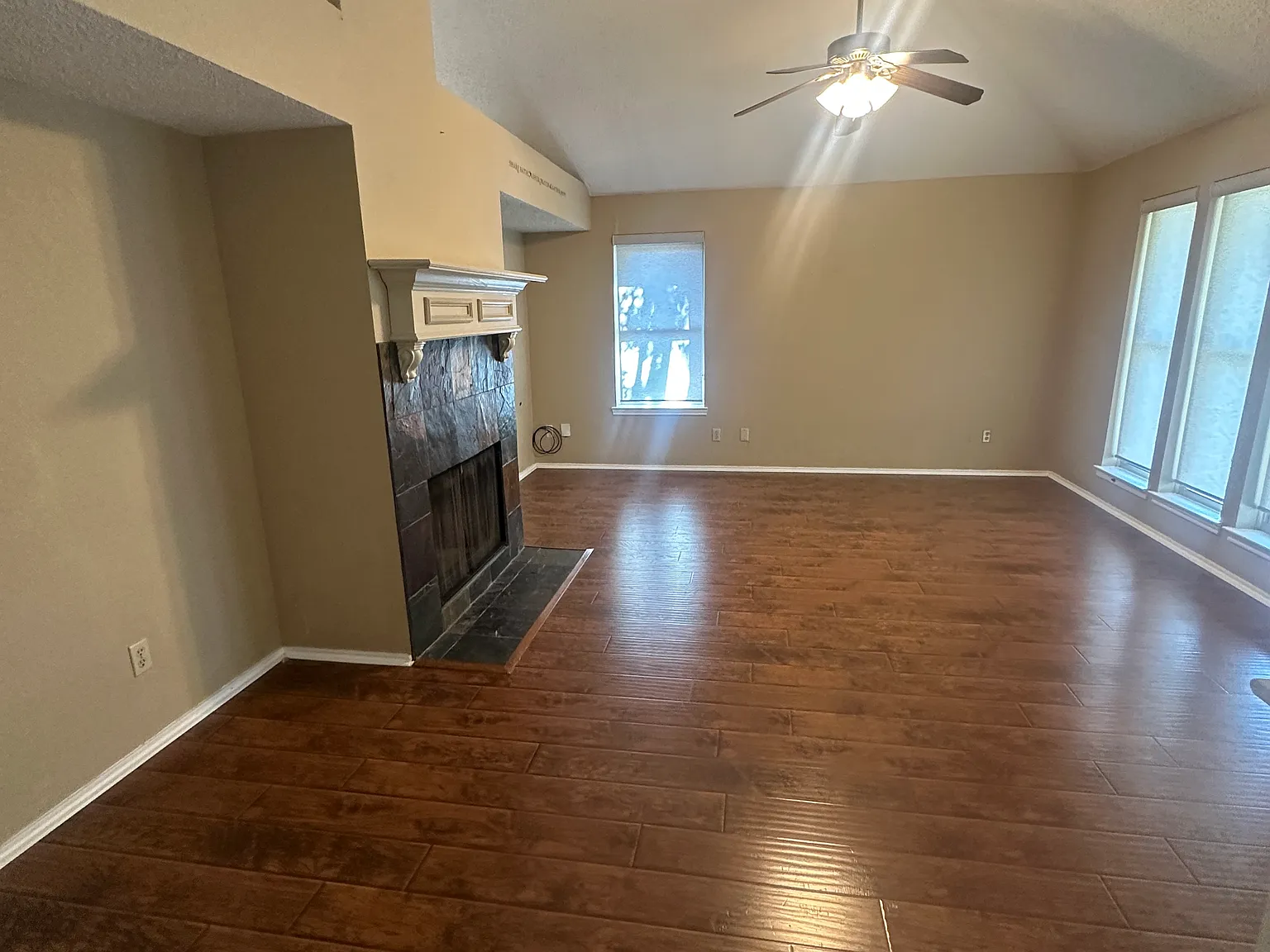 3 bed, 1359 sqft, $2,300 — Photo 2