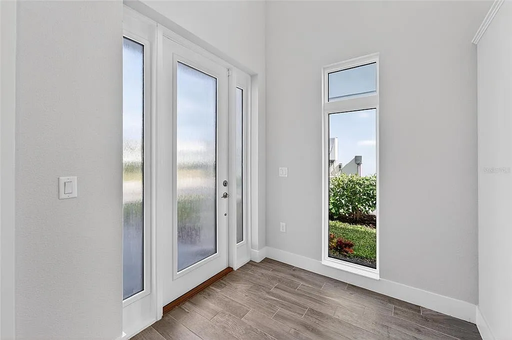 5 bed, 6.0 bath, 4178 sqft, $8,995 — Photo 4